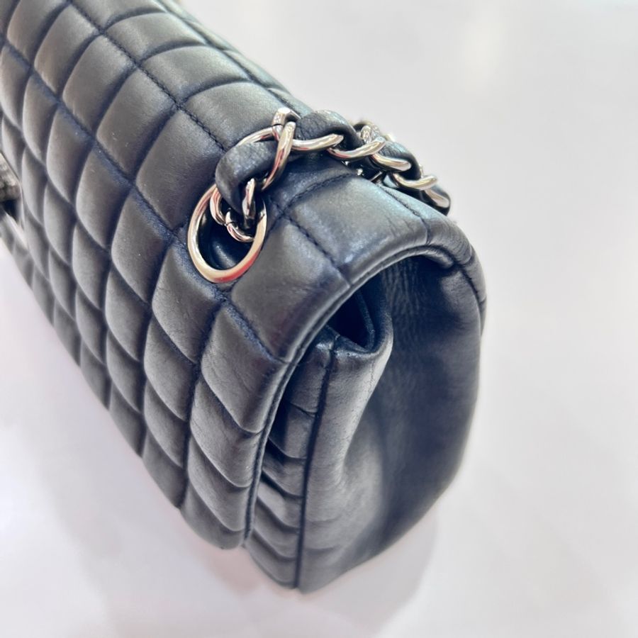 CHANEL 翻蓋口蓋 LOGO銀釦 方格鍊條包(黑色)-14
