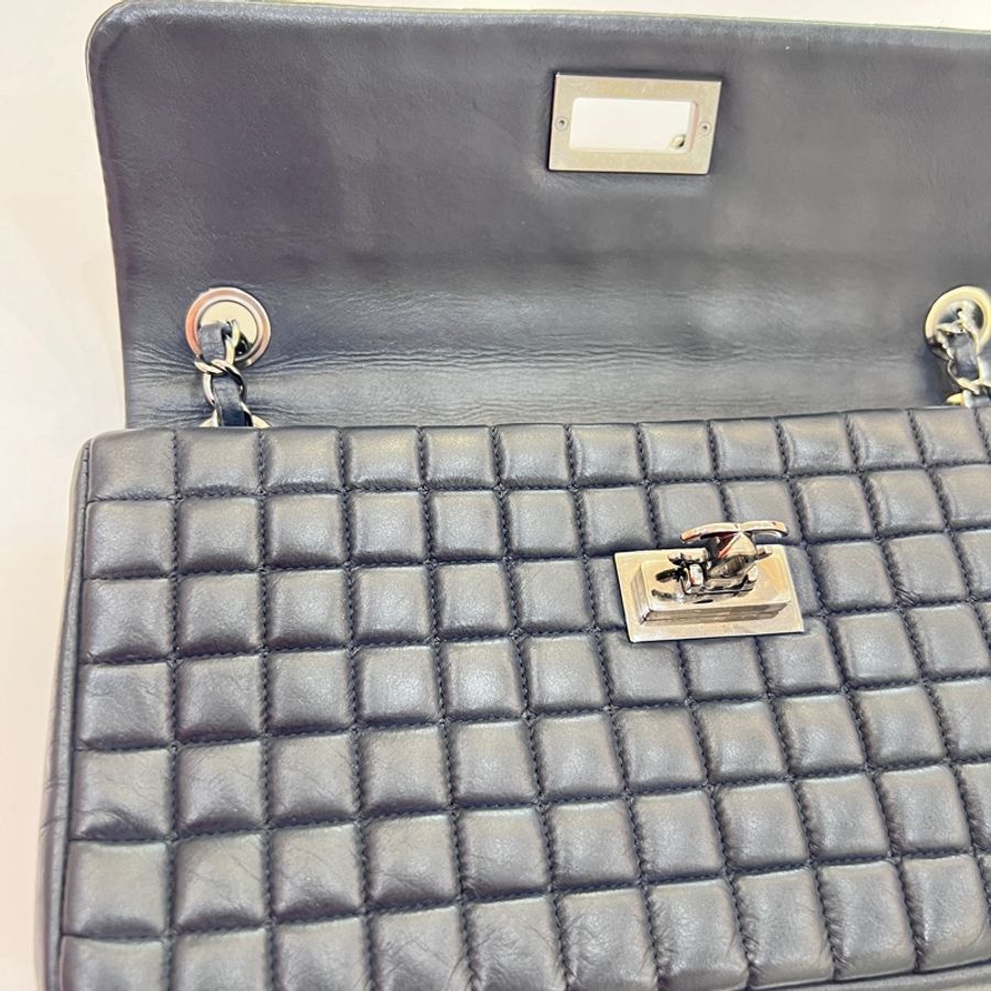 CHANEL 翻蓋口蓋 LOGO銀釦 方格鍊條包(黑色)-17
