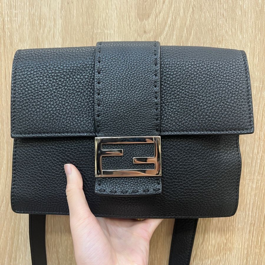 Fendi 黑牛皮銀釦扁斜背包Baguette7VA524-0