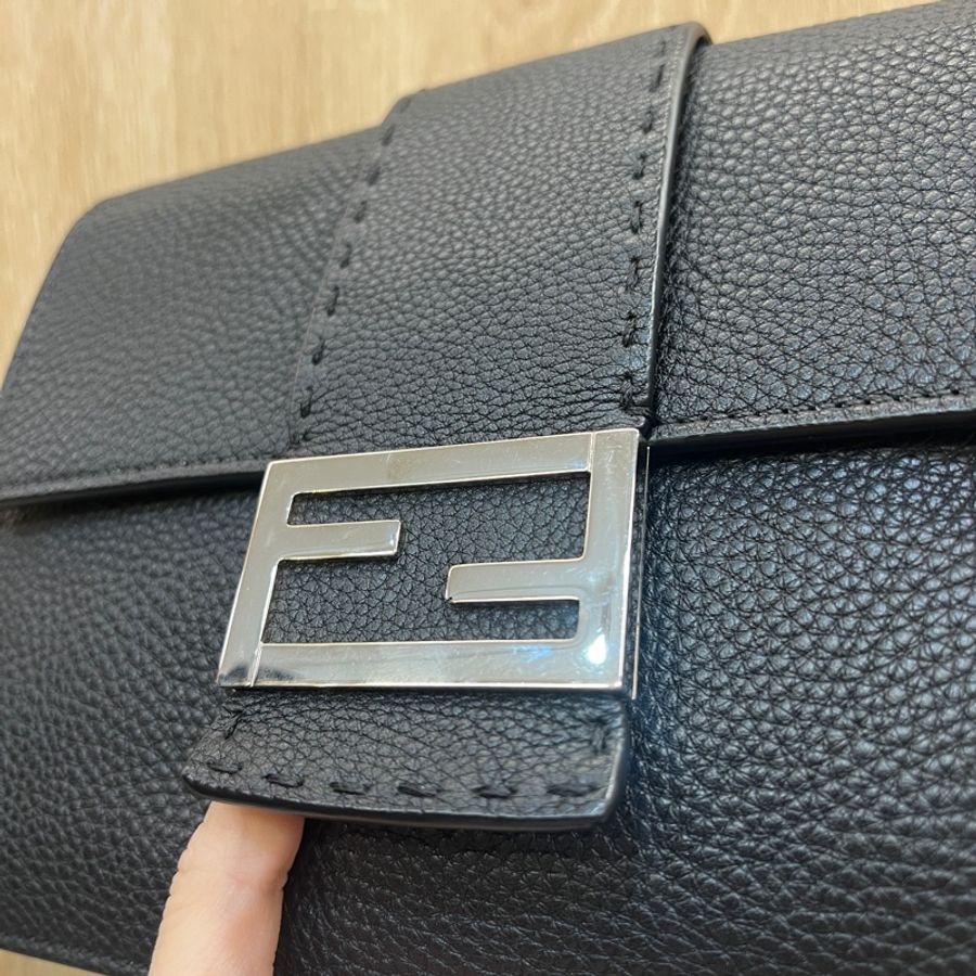 Fendi 黑牛皮銀釦扁斜背包Baguette7VA524-1