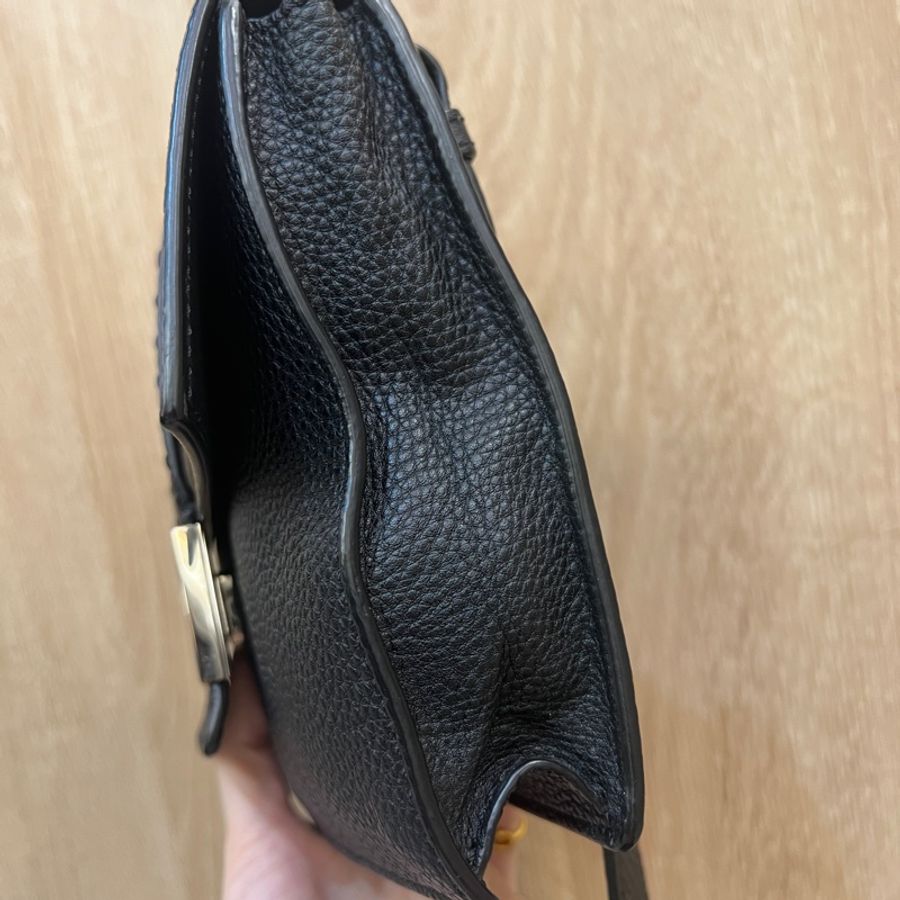 Fendi 黑牛皮銀釦扁斜背包Baguette7VA524-2