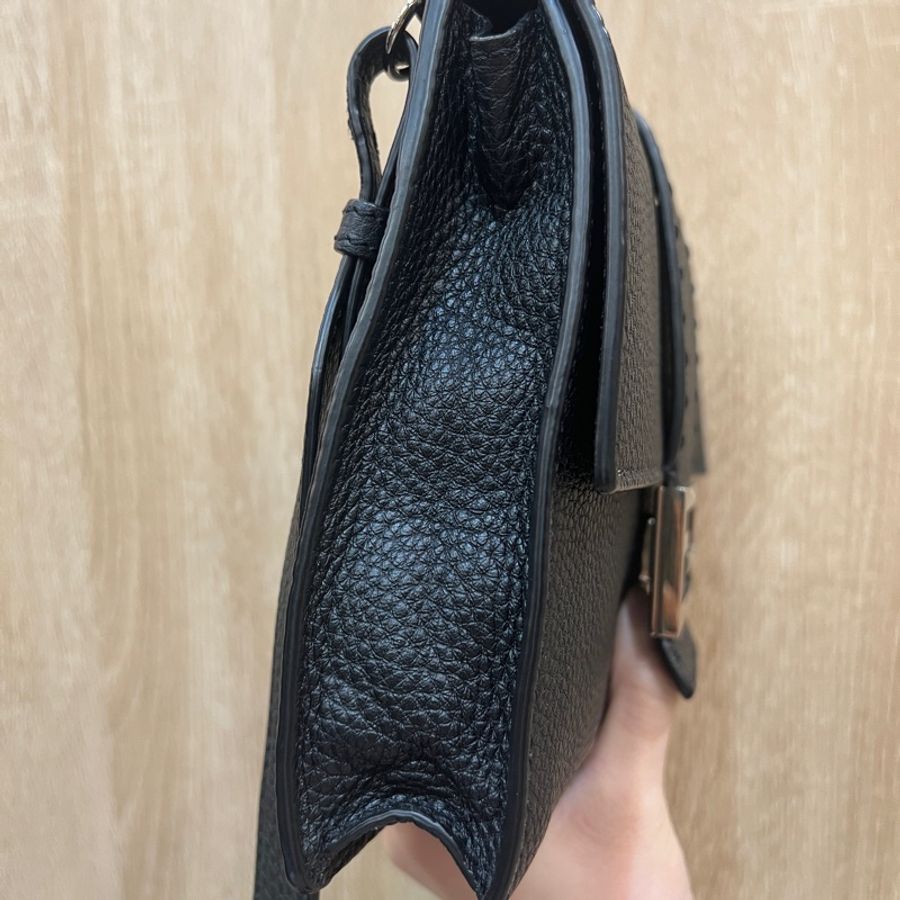 Fendi 黑牛皮銀釦扁斜背包Baguette7VA524-3