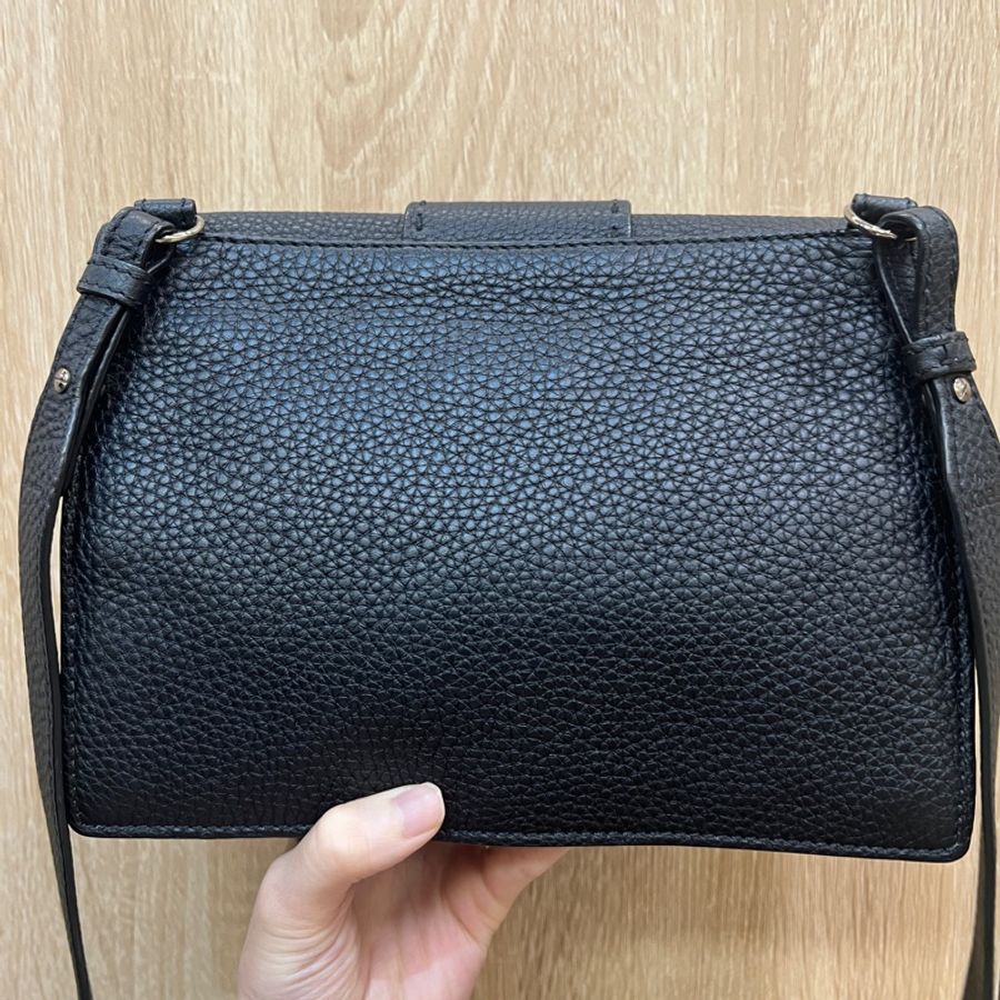 Fendi 黑牛皮銀釦扁斜背包Baguette7VA524-4