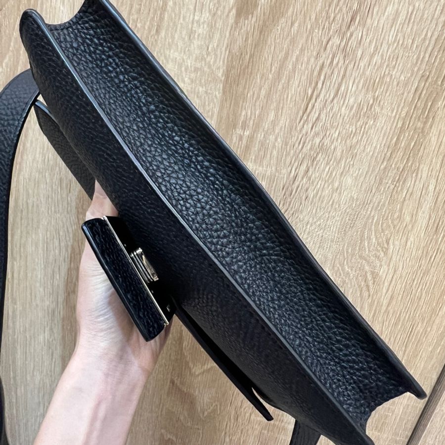 Fendi 黑牛皮銀釦扁斜背包Baguette7VA524-5