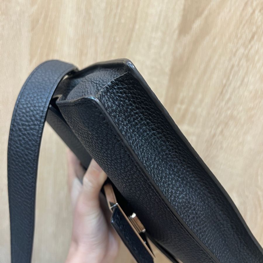 Fendi 黑牛皮銀釦扁斜背包Baguette7VA524-6