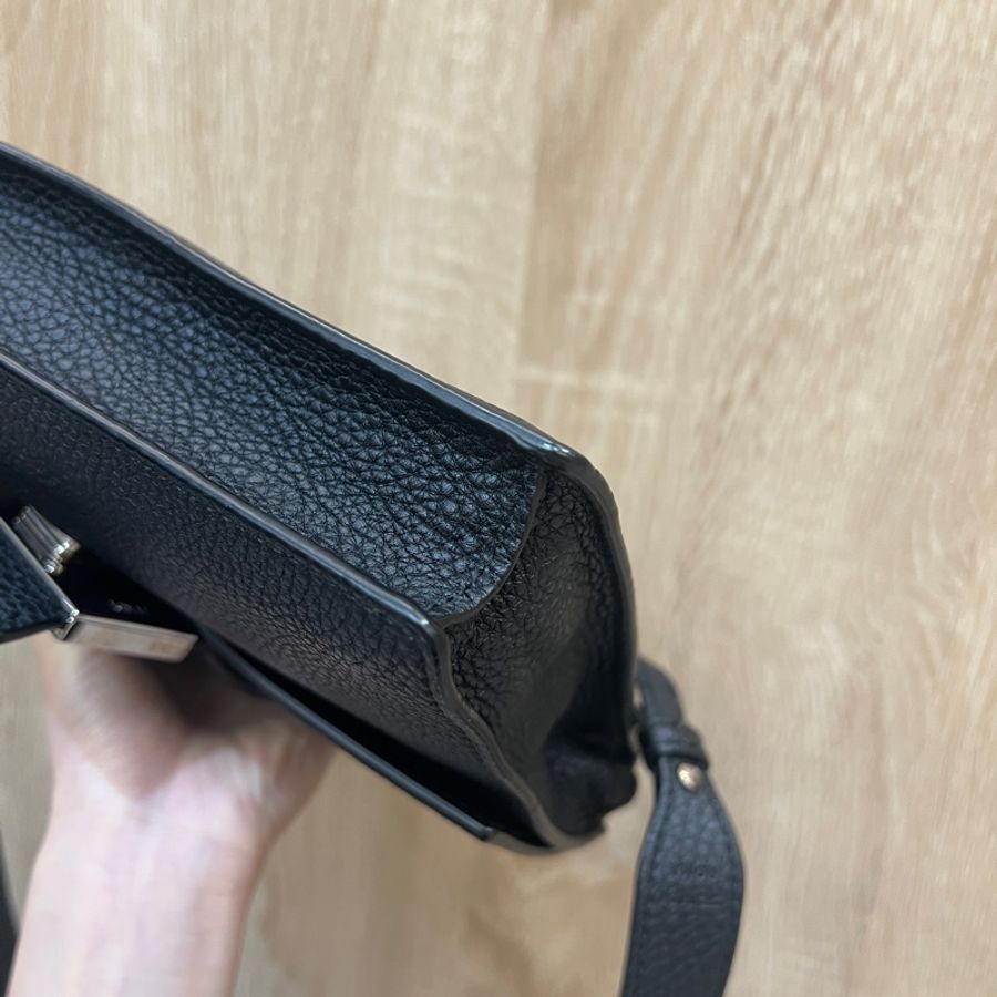 Fendi 黑牛皮銀釦扁斜背包Baguette7VA524-7