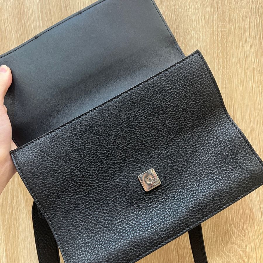 Fendi 黑牛皮銀釦扁斜背包Baguette7VA524-9