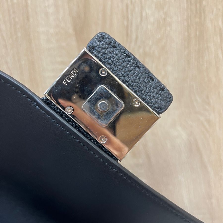 Fendi 黑牛皮銀釦扁斜背包Baguette7VA524-10