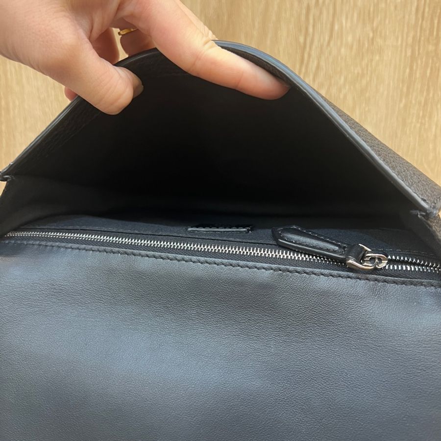 Fendi 黑牛皮銀釦扁斜背包Baguette7VA524-12