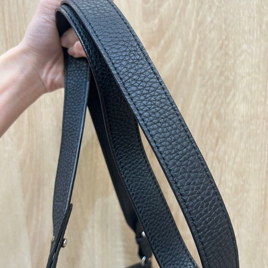 Fendi 黑牛皮銀釦扁斜背包Baguette7VA524-14