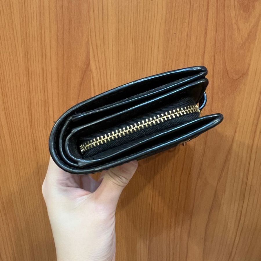 MK 黑防刮皮質短夾-3
