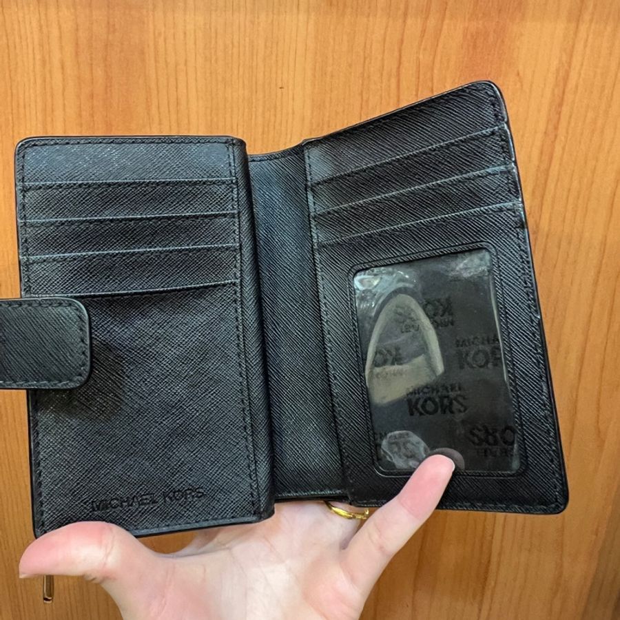 MK 黑防刮皮質短夾-6