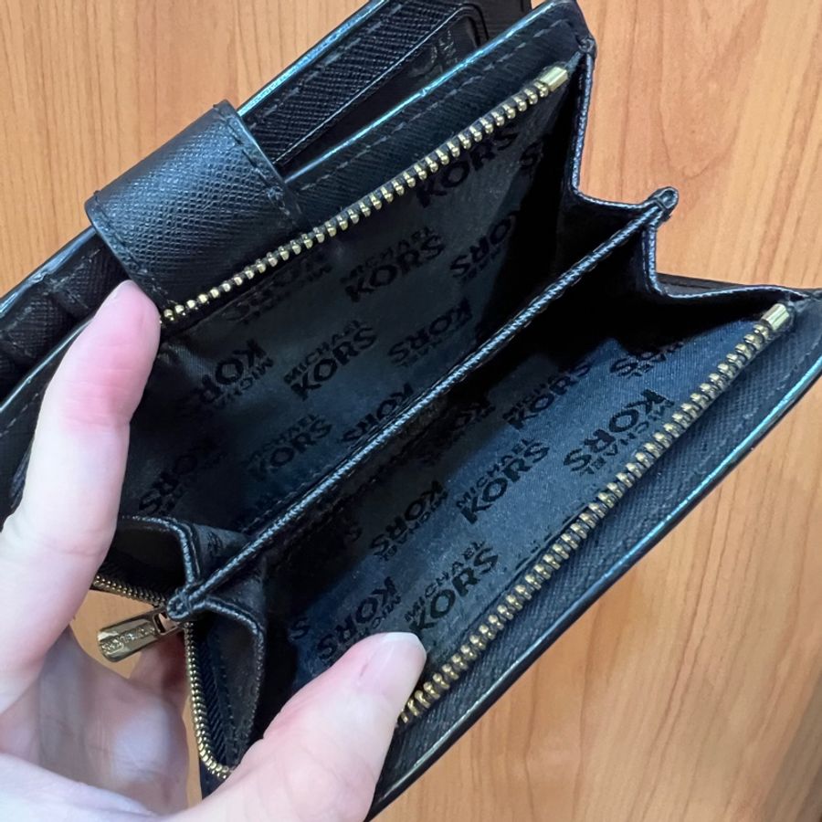 MK 黑防刮皮質短夾-7