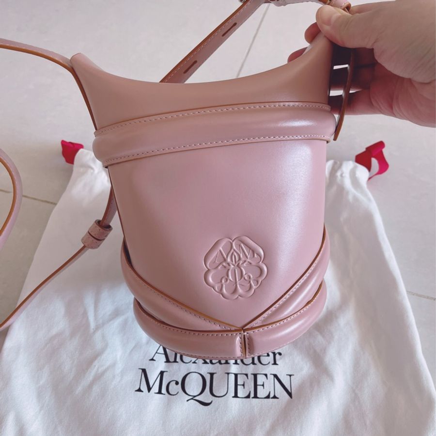 Alexander McQueen The Curve bucket bag-3