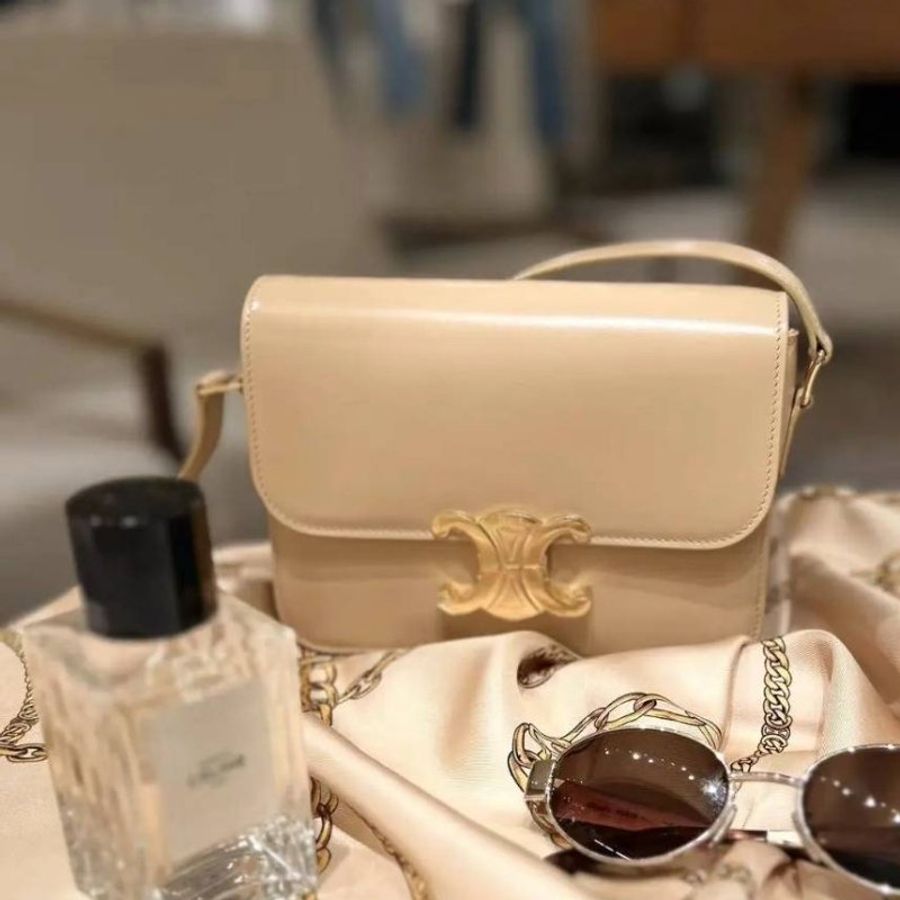 【最低特價】 CELINE TEEN TRIOMPHE 凱旋門 亮澤牛皮革肩背包 2024 燕麥色-0