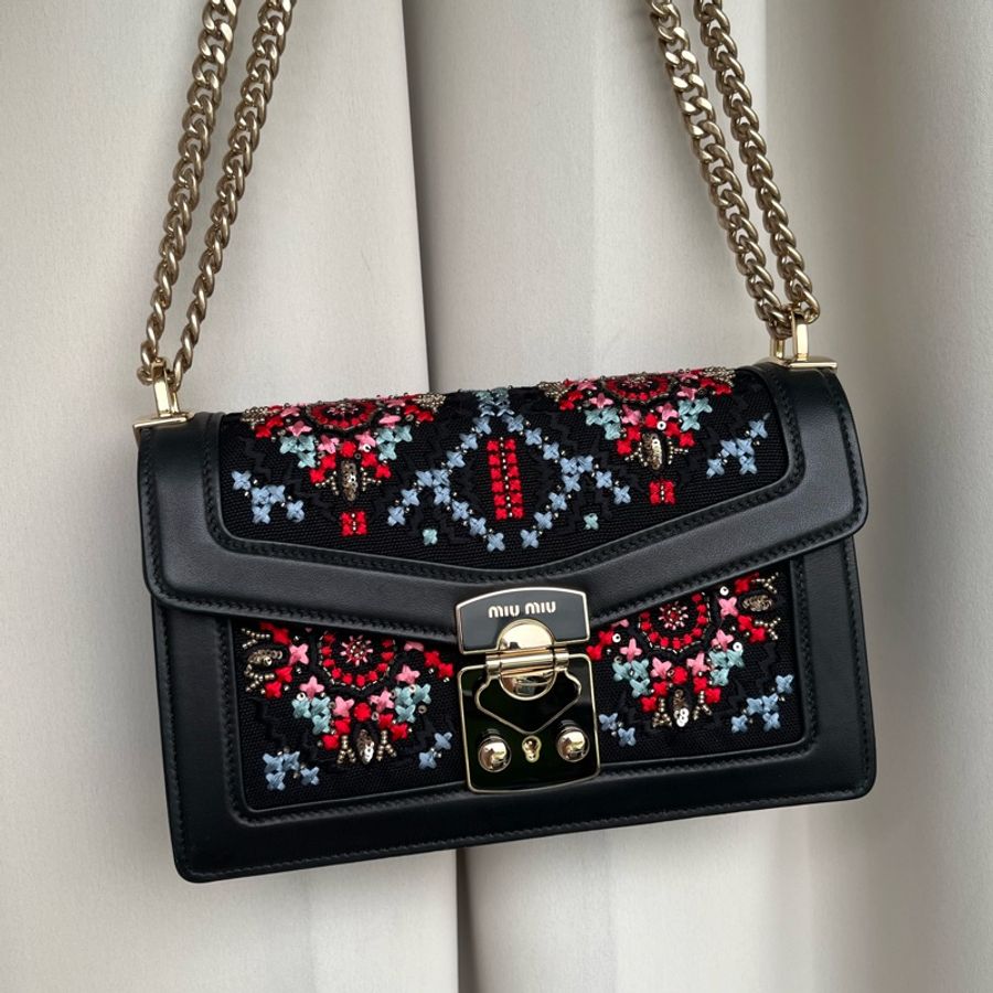 《雙11骨折價》（全新品、配件🈵）Miu Miu Confidential 刺繡麻布掛肩帶 RFID晶片款 斜背包 單肩包 腋下包-2