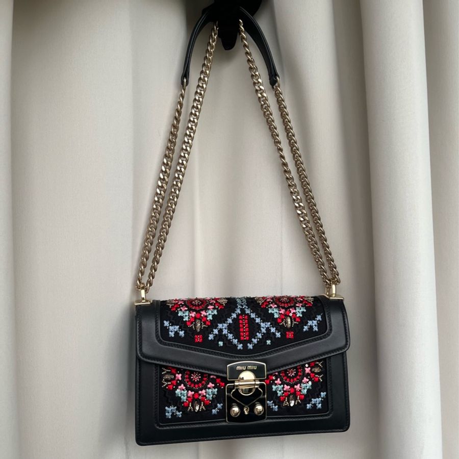 《雙11骨折價》（全新品、配件🈵）Miu Miu Confidential 刺繡麻布掛肩帶 RFID晶片款 斜背包 單肩包 腋下包-3