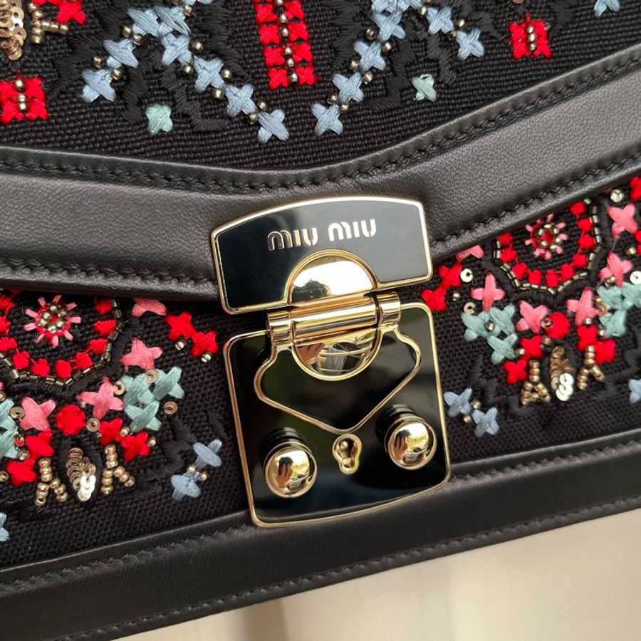 《雙11骨折價》（全新品、配件🈵）Miu Miu Confidential 刺繡麻布掛肩帶 RFID晶片款 斜背包 單肩包 腋下包-4