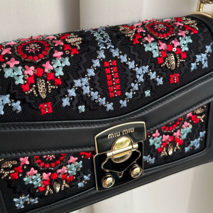 《雙11骨折價》（全新品、配件🈵）Miu Miu Confidential 刺繡麻布掛肩帶 RFID晶片款 斜背包 單肩包 腋下包-5