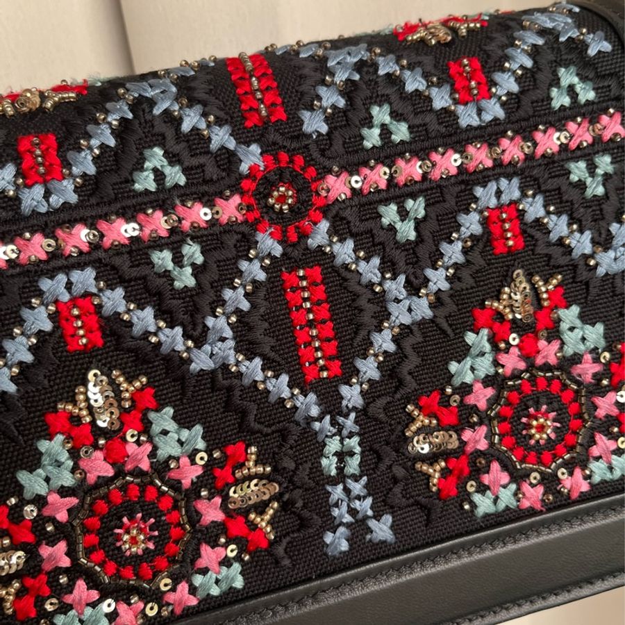 《雙11骨折價》（全新品、配件🈵）Miu Miu Confidential 刺繡麻布掛肩帶 RFID晶片款 斜背包 單肩包 腋下包-9