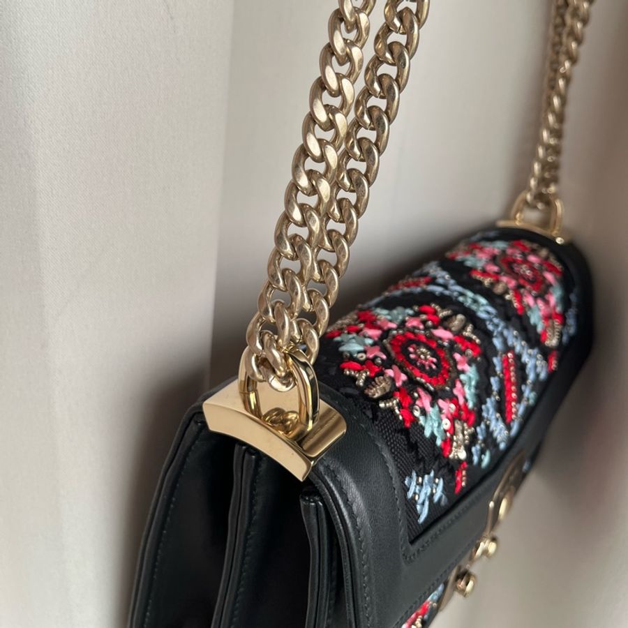 《雙11骨折價》（全新品、配件🈵）Miu Miu Confidential 刺繡麻布掛肩帶 RFID晶片款 斜背包 單肩包 腋下包-11