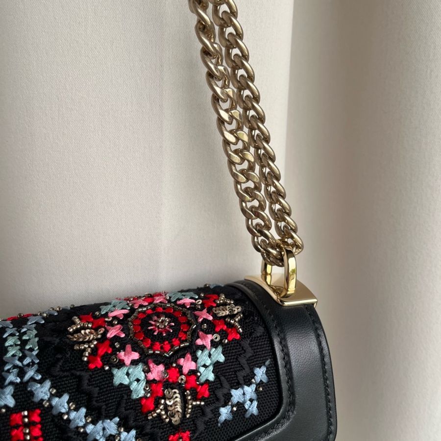 《雙11骨折價》（全新品、配件🈵）Miu Miu Confidential 刺繡麻布掛肩帶 RFID晶片款 斜背包 單肩包 腋下包-12