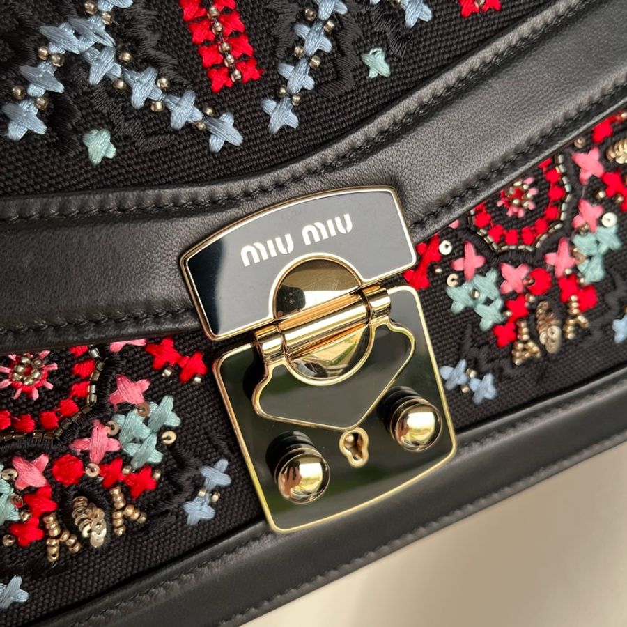 《雙11骨折價》（全新品、配件🈵）Miu Miu Confidential 刺繡麻布掛肩帶 RFID晶片款 斜背包 單肩包 腋下包-19