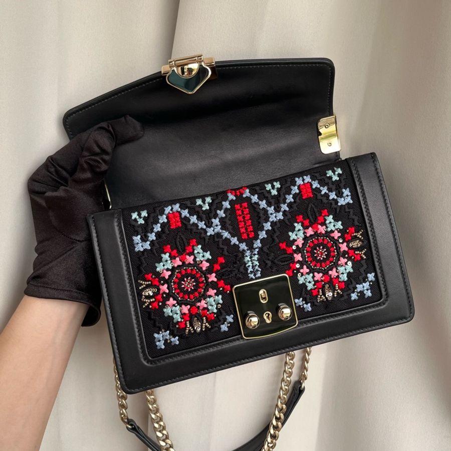 《雙11骨折價》（全新品、配件🈵）Miu Miu Confidential 刺繡麻布掛肩帶 RFID晶片款 斜背包 單肩包 腋下包-20