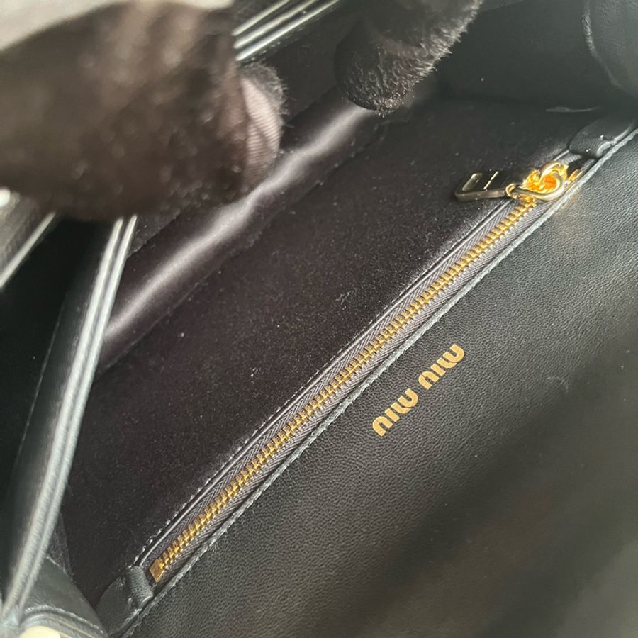 《雙11骨折價》（全新品、配件🈵）Miu Miu Confidential 刺繡麻布掛肩帶 RFID晶片款 斜背包 單肩包 腋下包-22