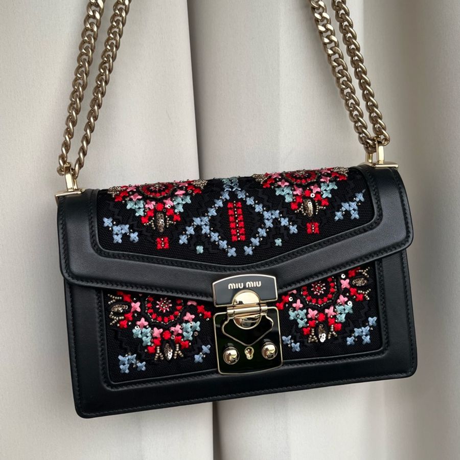 《雙11骨折價》（全新品、配件🈵）Miu Miu Confidential 刺繡麻布掛肩帶 RFID晶片款 斜背包 單肩包 腋下包-28
