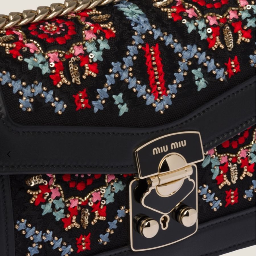 《雙11骨折價》（全新品、配件🈵）Miu Miu Confidential 刺繡麻布掛肩帶 RFID晶片款 斜背包 單肩包 腋下包-29