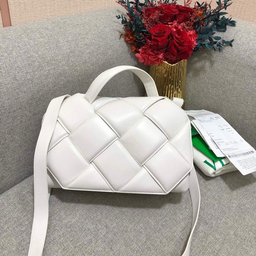 Bottega Veneta 葆蝶家 cassete系列膨脹枕頭白色羊皮手提斜挎郵差包 30×18cm 2020年購入-0