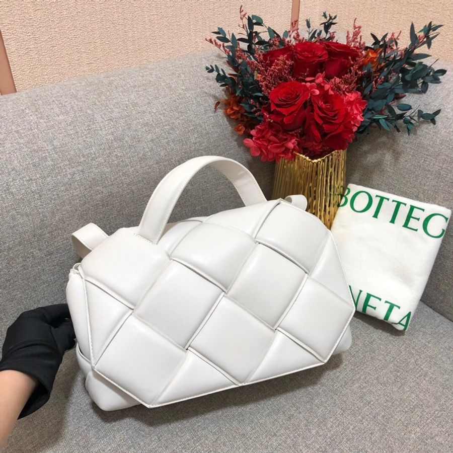 Bottega Veneta 葆蝶家 cassete系列膨脹枕頭白色羊皮手提斜挎郵差包 30×18cm 2020年購入-1