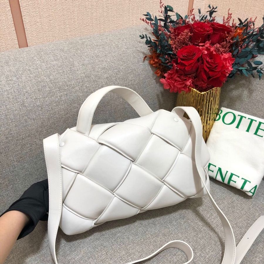 Bottega Veneta 葆蝶家 cassete系列膨脹枕頭白色羊皮手提斜挎郵差包 30×18cm 2020年購入-2
