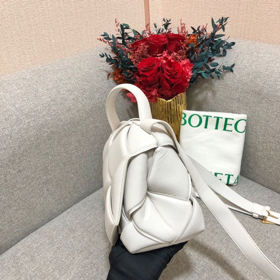Bottega Veneta 葆蝶家 cassete系列膨脹枕頭白色羊皮手提斜挎郵差包 30×18cm 2020年購入-3