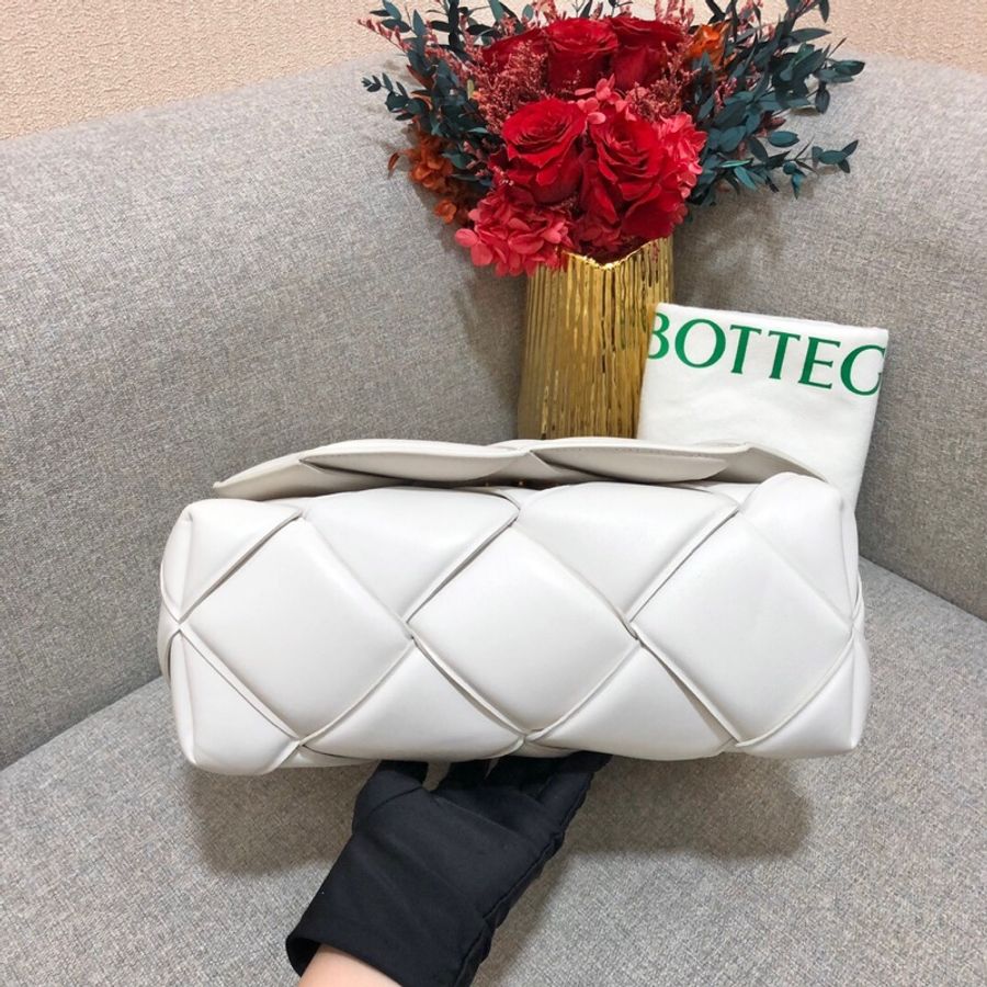 Bottega Veneta 葆蝶家 cassete系列膨脹枕頭白色羊皮手提斜挎郵差包 30×18cm 2020年購入-4