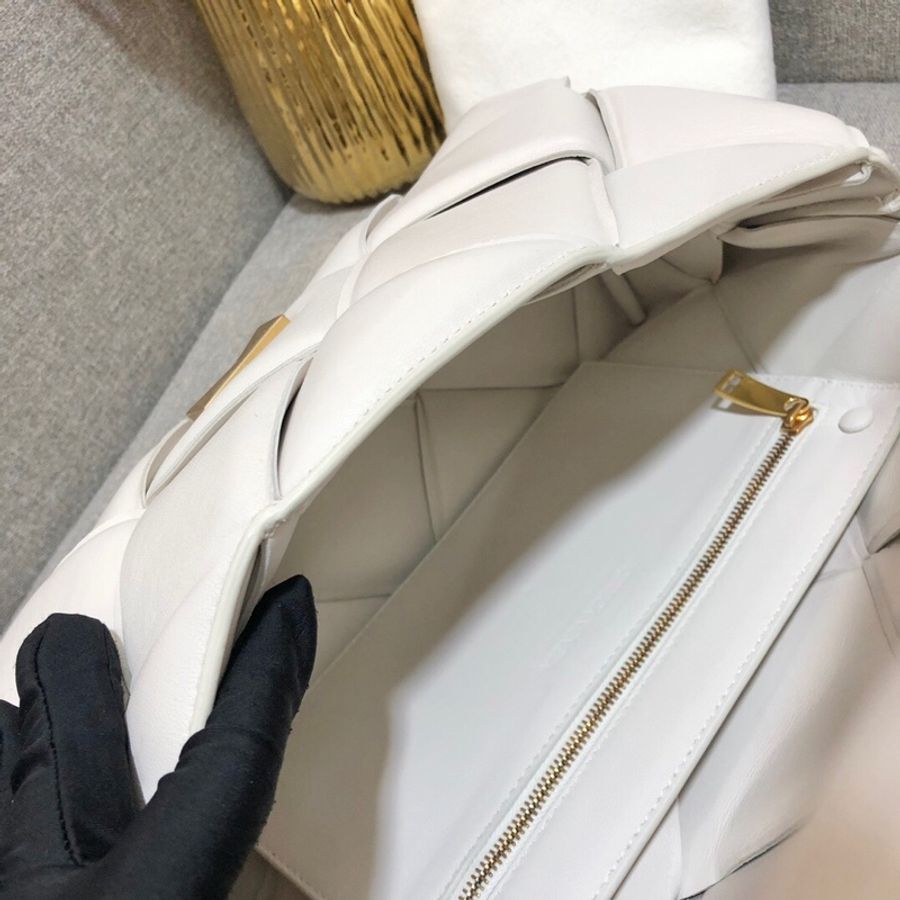 Bottega Veneta 葆蝶家 cassete系列膨脹枕頭白色羊皮手提斜挎郵差包 30×18cm 2020年購入-7