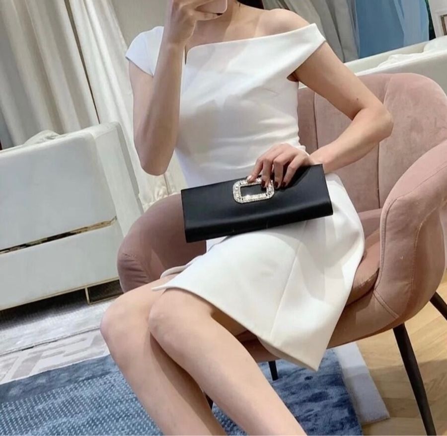 Roger Vivier 黑色緞面方型鑽款晚宴包-2