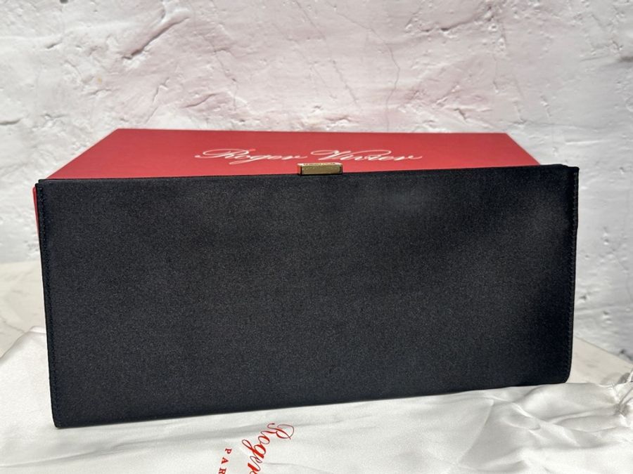 Roger Vivier 黑色緞面方型鑽款晚宴包-7