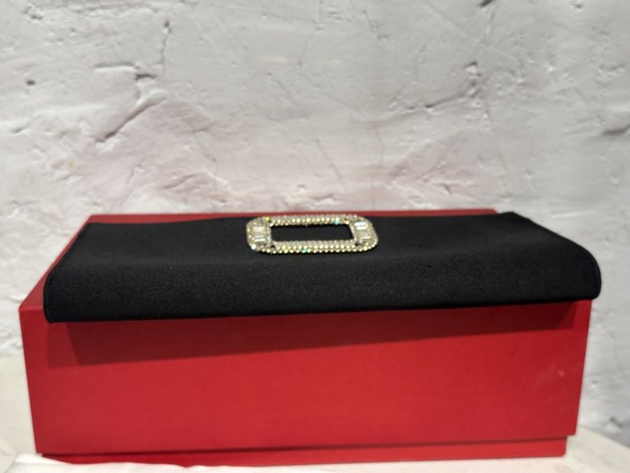 Roger Vivier 黑色緞面方型鑽款晚宴包-12