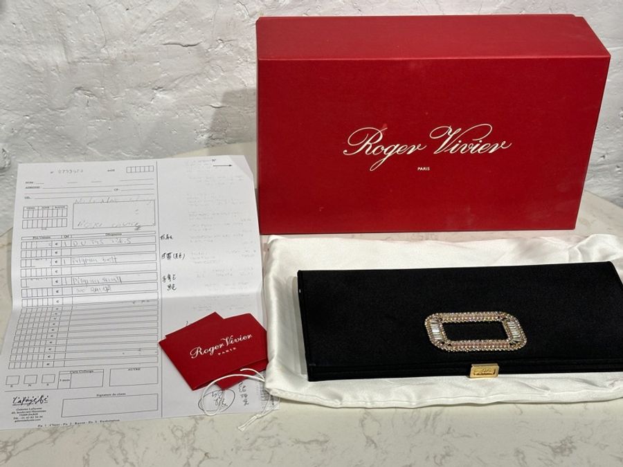 Roger Vivier 黑色緞面方型鑽款晚宴包-18