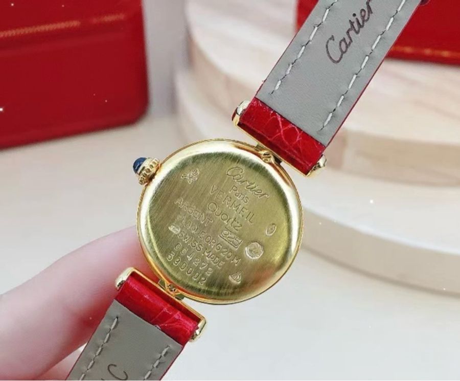 卡地亞Cartier 卡地亞小旋風 952銀包金 後鑲鑽石英女表,實物很閃耀,錶盤24mm,外觀精緻,靚麗奪目,亮紅色錶帶搭配金色錶盤更顯時尚氣質,佩戴效果猶如顯白神器-18