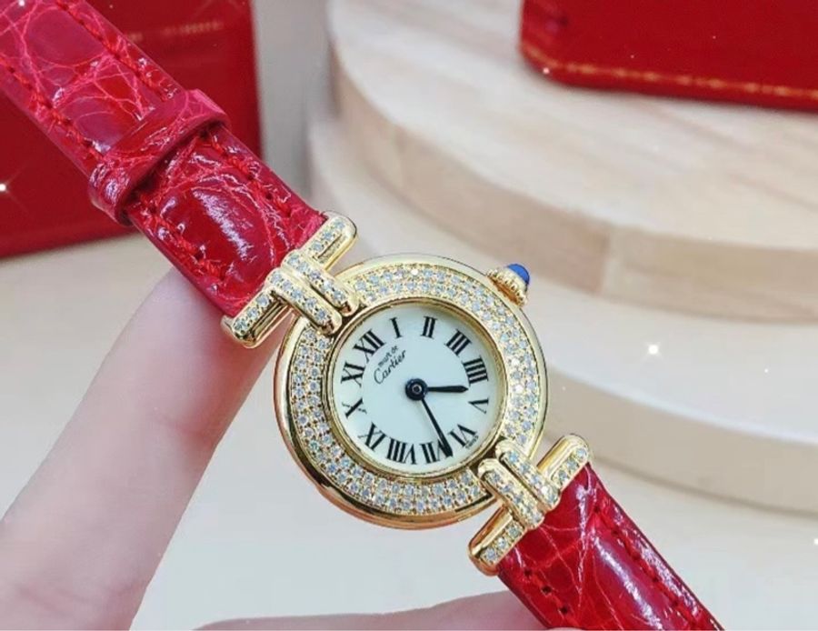 卡地亞Cartier 卡地亞小旋風 952銀包金 後鑲鑽石英女表,實物很閃耀,錶盤24mm,外觀精緻,靚麗奪目,亮紅色錶帶搭配金色錶盤更顯時尚氣質,佩戴效果猶如顯白神器-20