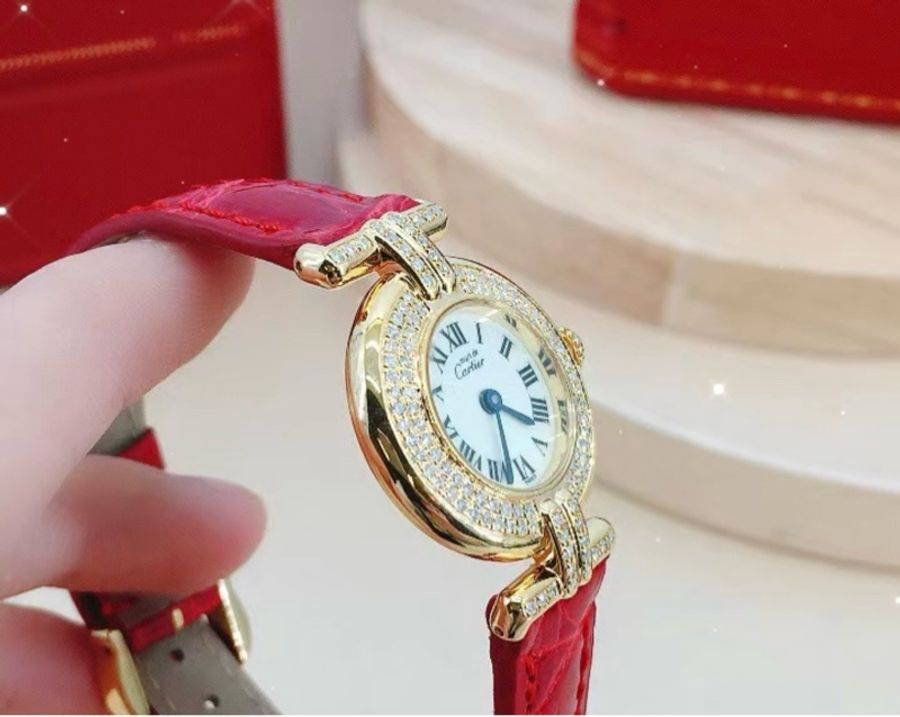 卡地亞Cartier 卡地亞小旋風 952銀包金 後鑲鑽石英女表,實物很閃耀,錶盤24mm,外觀精緻,靚麗奪目,亮紅色錶帶搭配金色錶盤更顯時尚氣質,佩戴效果猶如顯白神器-21