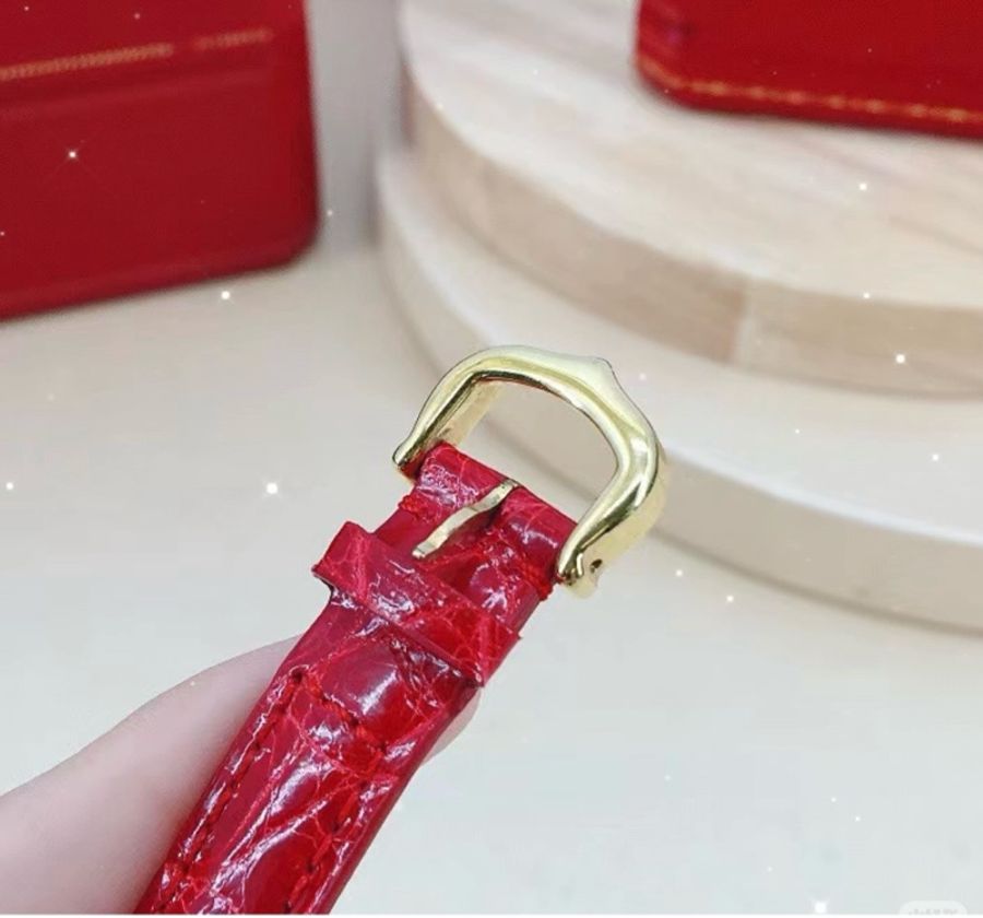 卡地亞Cartier 卡地亞小旋風 952銀包金 後鑲鑽石英女表,實物很閃耀,錶盤24mm,外觀精緻,靚麗奪目,亮紅色錶帶搭配金色錶盤更顯時尚氣質,佩戴效果猶如顯白神器-22