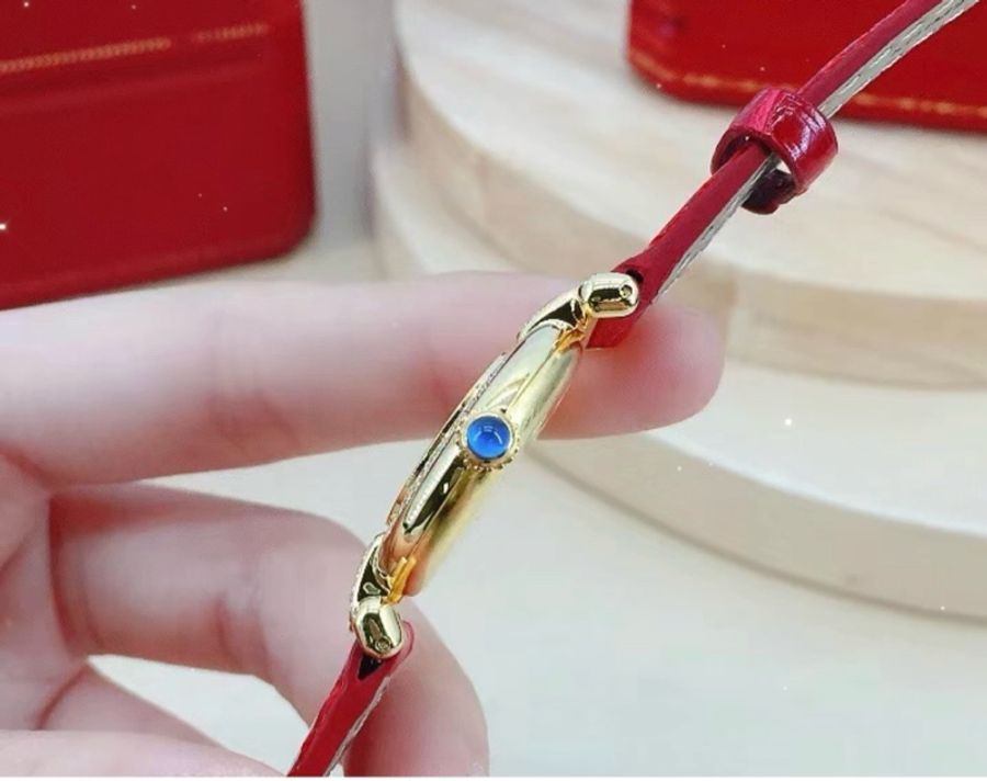 卡地亞Cartier 卡地亞小旋風 952銀包金 後鑲鑽石英女表,實物很閃耀,錶盤24mm,外觀精緻,靚麗奪目,亮紅色錶帶搭配金色錶盤更顯時尚氣質,佩戴效果猶如顯白神器-24