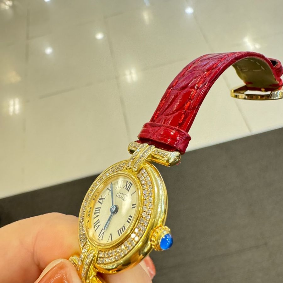 卡地亞Cartier 卡地亞小旋風 952銀包金 後鑲鑽石英女表,實物很閃耀,錶盤24mm,外觀精緻,靚麗奪目,亮紅色錶帶搭配金色錶盤更顯時尚氣質,佩戴效果猶如顯白神器-17