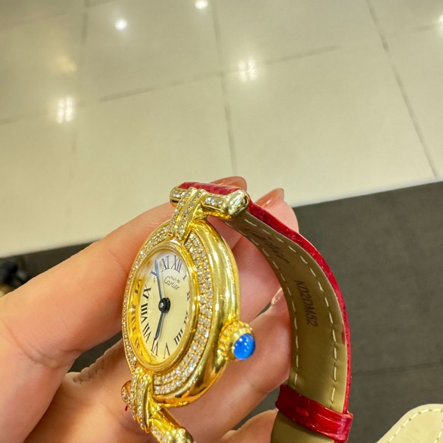 卡地亞Cartier 卡地亞小旋風 952銀包金 後鑲鑽石英女表,實物很閃耀,錶盤24mm,外觀精緻,靚麗奪目,亮紅色錶帶搭配金色錶盤更顯時尚氣質,佩戴效果猶如顯白神器-28