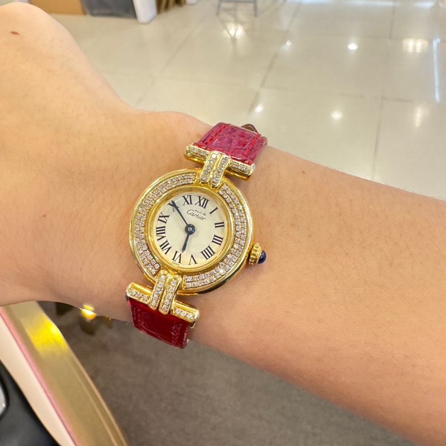 卡地亞Cartier 卡地亞小旋風 952銀包金 後鑲鑽石英女表,實物很閃耀,錶盤24mm,外觀精緻,靚麗奪目,亮紅色錶帶搭配金色錶盤更顯時尚氣質,佩戴效果猶如顯白神器-30
