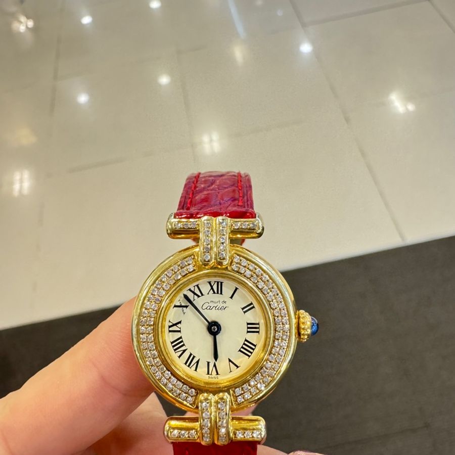 卡地亞Cartier 卡地亞小旋風 952銀包金 後鑲鑽石英女表,實物很閃耀,錶盤24mm,外觀精緻,靚麗奪目,亮紅色錶帶搭配金色錶盤更顯時尚氣質,佩戴效果猶如顯白神器-9